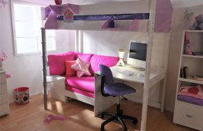 letto a castello con un piccolo divano
