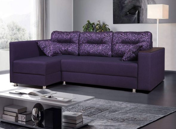 Divano viola nella camera da letto del soggiorno