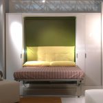 Divano letto con meccanismo di sollevamento, girevole