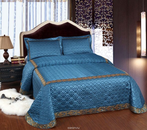 Il copriletto è di un blu brillante