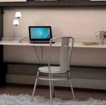 Tavolo-letto trasformabile di colore scuro