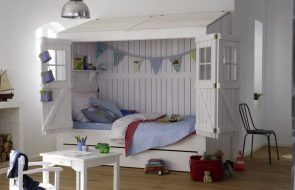 casa con letto bianco per bambini