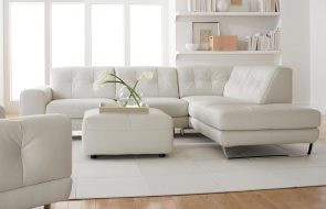 divano angolare bianco all'interno