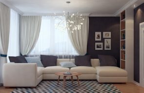 divano beige nell'interno del soggiorno