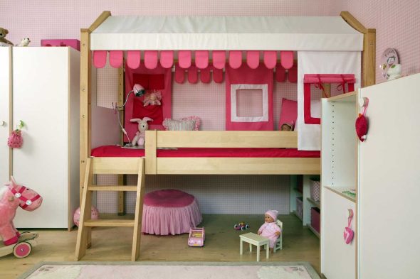 letto a forma di casa per ragazze