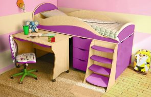 letto viola con sponda laterale per bambini