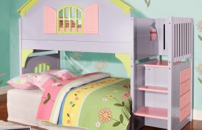 letto a forma di casa per ragazze