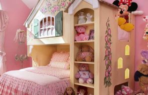 letto a forma di casa per una bambina in un asilo nido