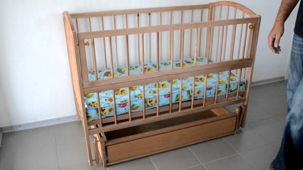 montaggio del pendolo per lettino per bambini