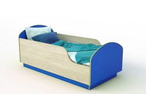 letto blu con sponda laterale per bambino