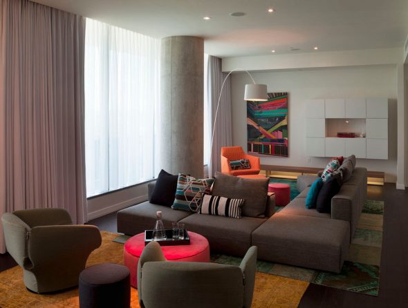 divano con poltrone e pouf