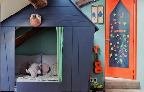 insolito letto a forma di casa per un bambino