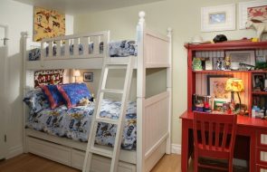letto a castello bianco nella cameretta dei bambini