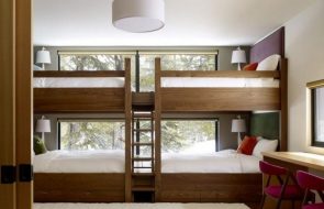 letto a castello quattro vicino alla finestra