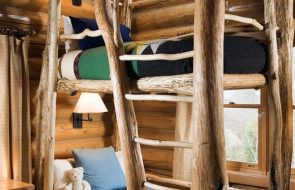 letto a castello vicino all'albero