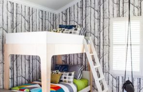 letto a castello in una stanza colorata