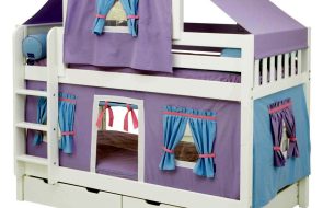 letto a forma di casa originale con elementi in tessuto