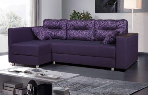 divano angolare viola con cuscini