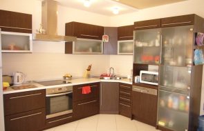 set di mobili marrone su beige