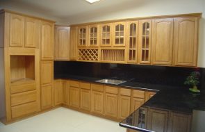 set da cucina in legno chiaro