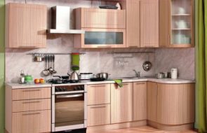 set di mobili in legno chiaro