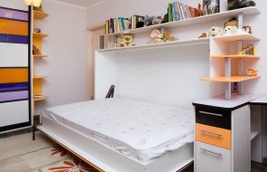 Letto pieghevole orizzontale nella cameretta dei bambini