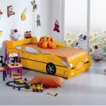 culla per auto gialla