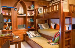 interno della cameretta per bambini con letto a castello