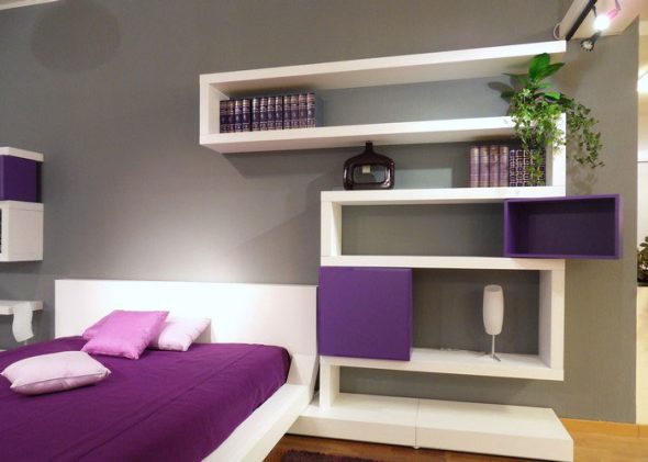 Mensola originale sopra il letto