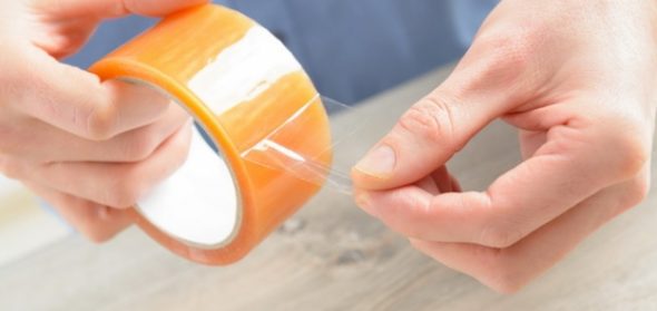 come rimuovere i segni di nastro adesivo