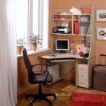 scrivania per computer con sedia