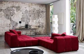 divano rosso all'interno del soggiorno