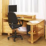 sedia da computer vicino al tavolo
