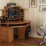 sedia da computer vicino al tavolo grigia