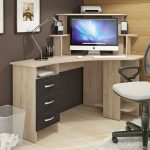 la sedia da computer al tavolo è comoda