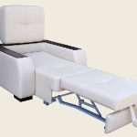 divano letto bianco con braccioli
