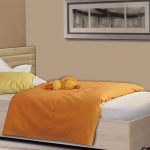 letto con coperta arancione