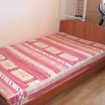 il letto nella camera da letto è un letto singolo