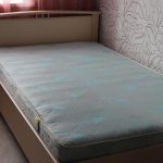 letto nell'angolo della camera da letto
