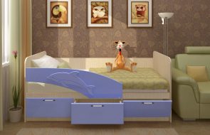 culla blu con sponda laterale per bambino