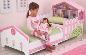 ragazza seduta sul letto di casa