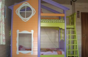 culla colorata a forma di casa