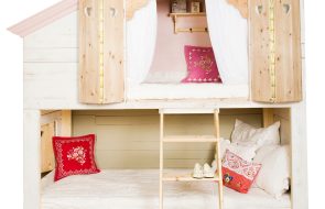 letto a forma di casa con tende