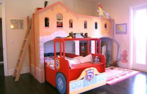 letto a forma di casa con macchina