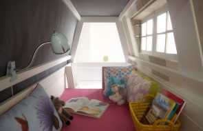 accogliente letto a forma di casa nella cameretta dei bambini