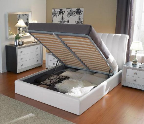 letto con pistoni a gas