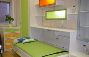 Letto pieghevole orizzontale nella cameretta dei bambini