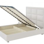 letto bianco con schienale alto