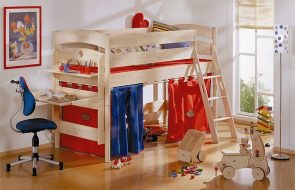 letto in legno massello con sponda laterale