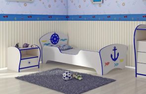 letto in stile nautico con sponde laterali